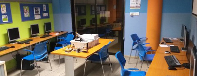 LISA-Sprachreisen-Erwachsene-Englisch-Zypern-Limassol-Sprachschule-Unterricht-Computer-Raum LISA-Sprachreisen-Erwachsene-Englisch-Zypern-Limassol-Sprachschule-Unterricht-Computer-Raum