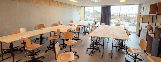 Klassenraum der LISA! Sprachschule in Bordeaux Ein Klassenraum mit Tischen und Stühlen und Blick aus dem Fenster der LISA! Sprachschule in Bordeaux