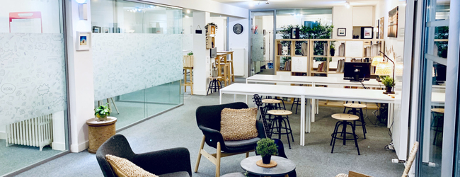 LISA-Sprachreisen-Erwachsene-Franzoesisch-Frankreich-Bordeaux-Schule-Klassenraum-Lounge-Lernen