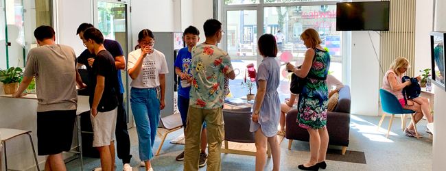 LISA-Sprachreisen-Erwachsene-Franzoesisch-Frankreich-Bordeaux-Schule-Pause-Lounge-Kaffee