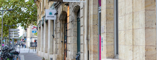LISA-Sprachreisen-Erwachsene-Franzoesisch-Frankreich-Bordeaux-Sprachschule-Gebaeude-Strasse-Fahrrad