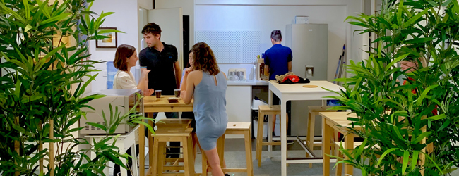 LISA-Sprachreisen-Erwachsene-Franzoesisch-Frankreich-Bordeaux-Sprachschule-Pause-Kueche-Kochen