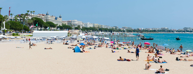LISA-Sprachreisen-Erwachsene-Franzoesisch-Frankreich-Cannes-Strand-Meer-Sonnenschirm