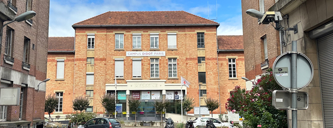 Blick auf ein rotes Backsteingebäude in Paris Montparnasse, die Sprachschule in Paris