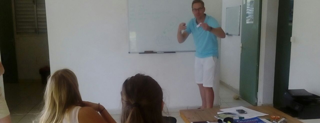 Unterricht während einer Sprachreise in Sainte Anne auf Guadeloupe Lehrer erklärt an der Tafel während des Unterrichts im Rahmen einer LISA! Sprachreise in Guadeloupe