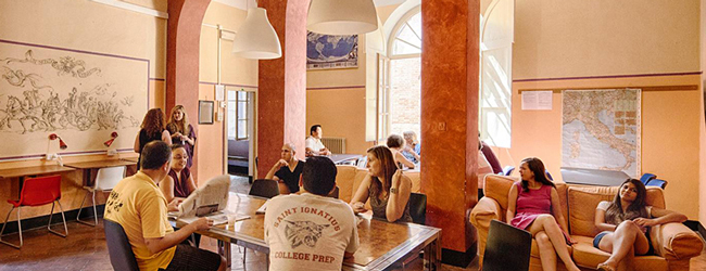 LISA-Sprachreisen-Erwachsene-Italienisch-Italien-Siena-Sprachschule-Lounge-Pause-Unterhaltung LISA-Sprachreisen-Erwachsene-Italienisch-Italien-Siena-Sprachschule-Lounge-Pause-Unterhaltung