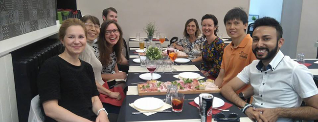 Italienisches Abendessen – Sprachreisen in Turin Sprachreiseteilnehmer genießen ein gemeinsames Abendessen mit italienischen Spezialitäten bei einer LISA! Sprachreise in Turin