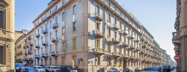 Italienisch lernen in der LISA! Sprachschule in Turin Blick auf eine elegante Straße mit historischen Gebäuden in Turin, ideal für eine LISA! Sprachreise Italienisch