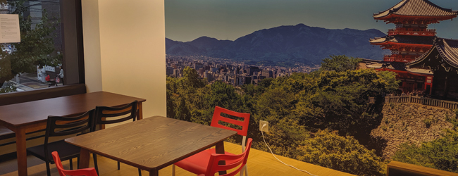 LISA-Sprachreisen-Erwachsene-Japanisch-Japan-Kyoto-Sprachschule-Lounge-Pause-Fenster-Essen LISA-Sprachreisen-Erwachsene-Japanisch-Japan-Kyoto-Sprachschule-Lounge-Pause-Fenster-Essen