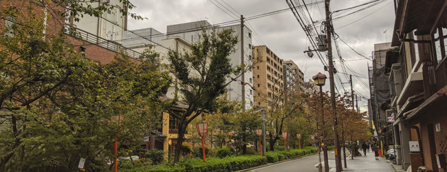 LISA-Sprachreisen-Erwachsene-Japanisch-Japan-Kyoto-Sprachschule-Strasse-Bach-Aussen LISA-Sprachreisen-Erwachsene-Japanisch-Japan-Kyoto-Sprachschule-Strasse-Bach-Aussen