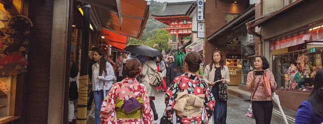 LISA-Sprachreisen-Erwachsene-Japanisch-Japan-Kyoto-Touristen-Strasse-Kimono-Spazieren LISA-Sprachreisen-Erwachsene-Japanisch-Japan-Kyoto-Touristen-Strasse-Kimono-Spazieren