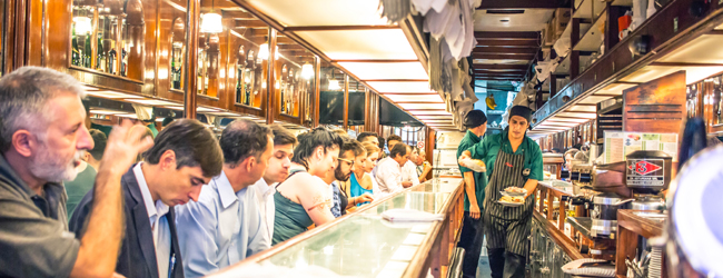 LISA-Sprachreisen-Erwachsene-Spanisch-Argentinien-Buenos-Aires-Bar-Essen-Tresen-Abend LISA-Sprachreisen-Erwachsene-Spanisch-Argentinien-Buenos-Aires-Bar-Essen-Tresen-Abend