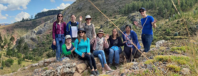 Ausflug einer Erwachsenengruppe während einer Sprachreise in Cusco, Peru Gruppe von Erwachsenen bei einer Wanderung in den Bergen während einer Sprachreise in Peru in Cusco