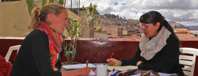 Einzelunterricht an der LISA! Sprachschule für Erwachsene in Cusco in Peru Lehrerin und Teilnehmerin im Einzelunterricht auf einer Terrasse mit Blick auf Cusco an der Sprachschule in Peru