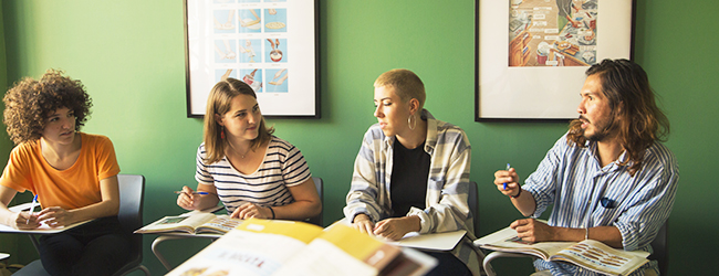 LISA-Sprachreisen-Erwachsene-Spanisch-Spanien-Barcelona-Sprachschule-Klassenzimmer-Unterricht-Reden LISA-Sprachreisen-Erwachsene-Spanisch-Spanien-Barcelona-Sprachschule-Klassenzimmer-Unterricht-Reden