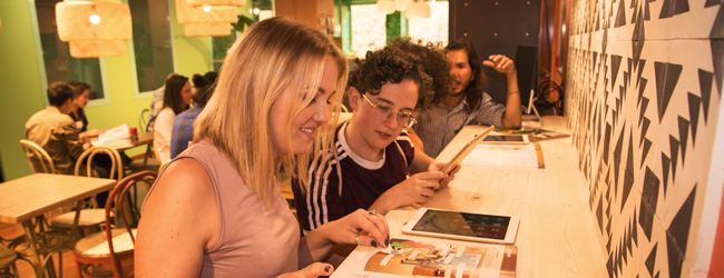 LISA-Sprachreisen-Erwachsene-Spanisch-Spanien-Barcelona-Sprachschule-Pause-Lounge-Computer LISA-Sprachreisen-Erwachsene-Spanisch-Spanien-Barcelona-Sprachschule-Pause-Lounge-Computer