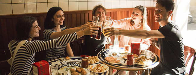 LISA-Sprachreisen-Erwachsene-Spanisch-Spanien-Barcelona-Stadt-Bar-Tapas-Ausgehen- LISA-Sprachreisen-Erwachsene-Spanisch-Spanien-Barcelona-Stadt-Bar-Tapas-Ausgehen-