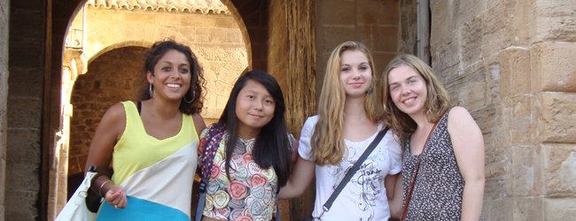 Vier Frauen bummeln durch die Altstadt von palma de Mallorca bei einer Sprachreise Spanisch