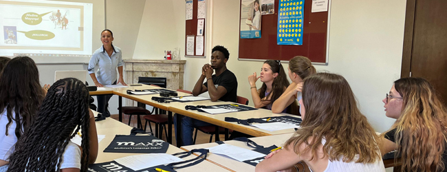 Schüler sprechen mit der Lehrerin im Spanisch-Sprachunterricht on Palma de Mallorca