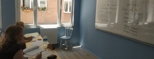 LISA-Sprachreisen-Erwachsene-Tuerkisch-Tuerkei-Istanbul-Sprachschule-Unterricht-Klassenraum-Tafel