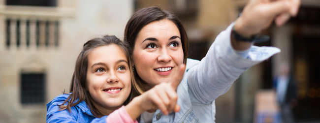 Die Stadt entdecken bei einer LISA! Sprachreise für Eltern und Kinder in Cambridge Eine Mutter zeigt ihrer Tochter eine Sehenswürdigkeit bei einer Familiensprachreise
