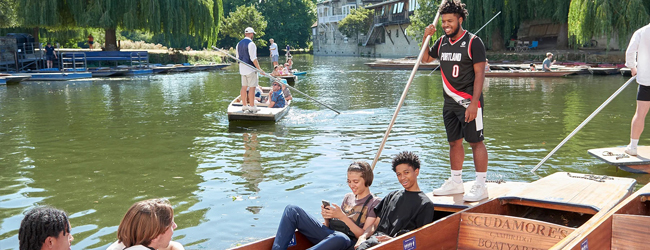 Bootsfahrt auf dem Fluss Cam bei einer LISA! Sprachreise in Cambridge Boote mit Passagieren und Bootsführern mit Staken auf dem Fluss Cam in Cambridge