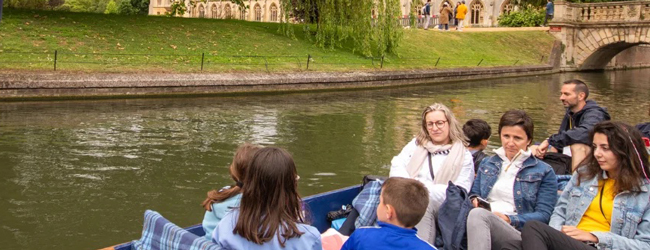 Freizeit auf dem Fluss Cam beim Englisch-Sprachkurs in Cambridge Bottsfahrt auf dem Fluß Cam in Cambridge bei einem Familiensprachkurs Englisch