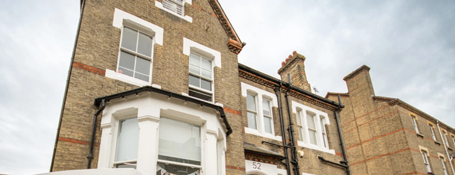 Blick auf das Gebäude der LISA! Sprachschule mit braunen Steinen und Fenstern in Cambridge