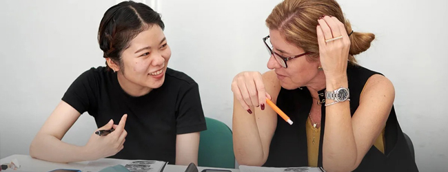 Lernprozess beim Englisch-Unterricht für Erwachsene in Cambridge Lernen und Erklären beim LISA! Englisch-Unterricht zwischen zwei Frauen an der Sprachschule in Cambridge