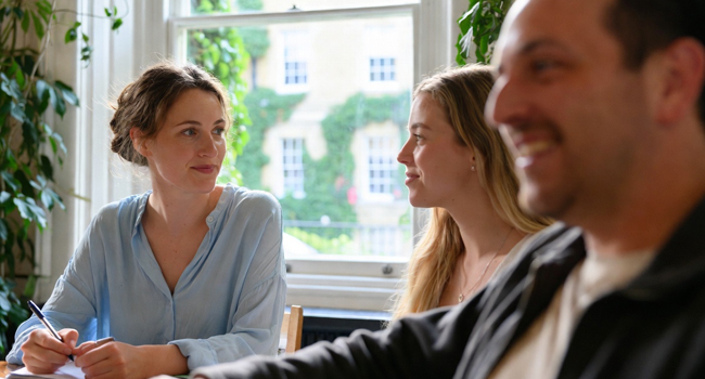 3 Erwachsene im Klassenzimmer auf England-Sprachreise