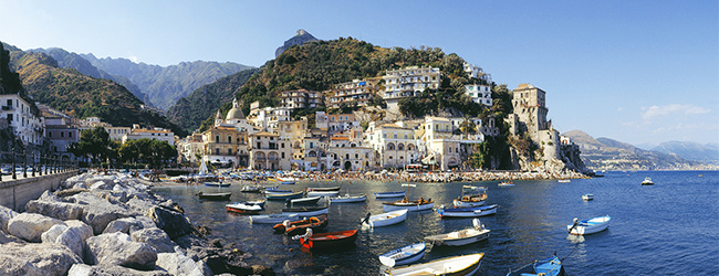 LISA-Sprachreisen-Italienisch-Salerno-Altstadt-Berge-Panorama-Kueste-Bucht-Boote-idyllisch-Amalfi-Kueste