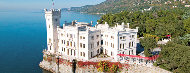 LISA-Sprachreisen-Italienisch-Triest-Schloss-Miramare-weiss-Aussicht-Adria-Meer-Berge-Waelder LISA-Sprachreisen-Italienisch-Triest-Schloss-Miramare-weiss-Aussicht-Adria-Meer-Berge-Waelder
