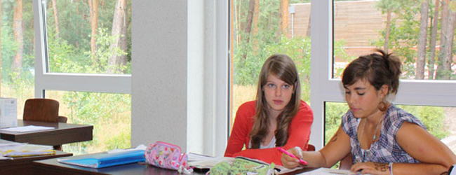 LISA-Sprachreisen-Schueler-Deutsch-Deutschland-Berlin-Watersports-Sprachschule-Unterricht-Klassenraum-Fenster LISA-Sprachreisen-Schueler-Deutsch-Deutschland-Berlin-Watersports-Sprachschule-Unterricht-Klassenraum-Fenster