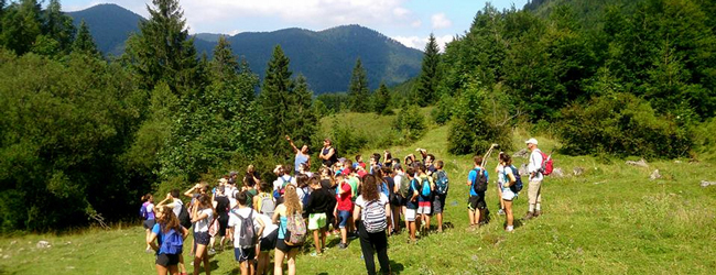 Jugendliche gehen wandern mit Rucksack in den Bergen bei einer LISA! Schülersprachreise