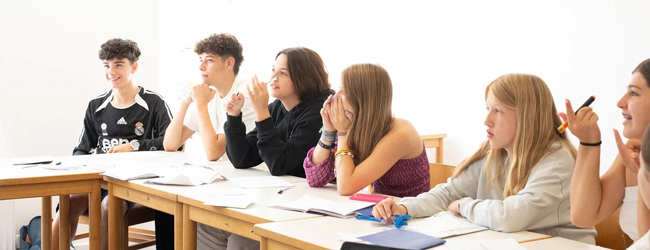 Unterricht an der Sprachschule bei Adventure England Schüler sitzen in einem Klassenraum und hören zu bei einem Englisch-Sprachkurs