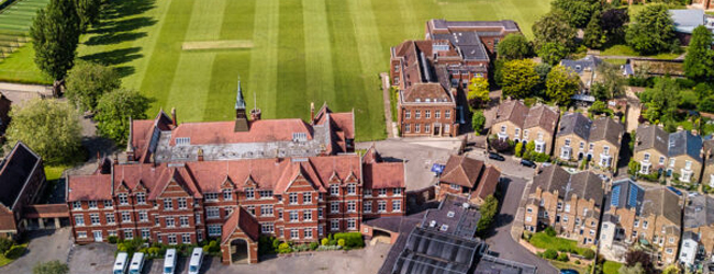 LISA! Schülersprachreisen an der Bedford School für Schüler Areal der Bedford School aus der Luft mit Gebäuden und Sportplätzen