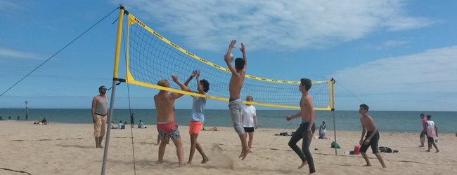 LISA-Sprachreisen-Schueler-Englisch-England-Bournemouth-Strand-Ausflug-Sport-Volleyball LISA-Sprachreisen-Schueler-Englisch-England-Bournemouth-Strand-Ausflug-Sport-Volleyball