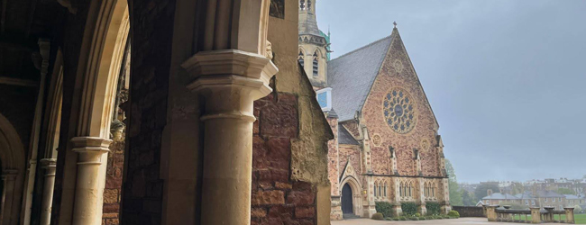 LISA-Sprachreisen-Schueler-Englisch-England-Bristol-Clifton-College-Kreuzgang-Kirche-Terrasse