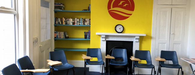 LISA-Sprachreisen-Schueler-Englisch-England-Exmouth-Sprachschule-Klassenraum-Unterricht-Platz LISA-Sprachreisen-Schueler-Englisch-England-Exmouth-Sprachschule-Klassenraum-Unterricht-Platz