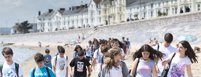 LISA-Sprachreisen-Schueler-Englisch-England-Exmouth-Strand-Stadt-Spaziergang-Gruppe LISA-Sprachreisen-Schueler-Englisch-England-Exmouth-Strand-Stadt-Spaziergang-Gruppe