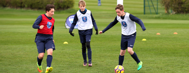 Sprachferien mit LISA! Sprachreisen bedeutet Englisch lernen und Fussball spielen. Sprachreisen fuer Schueler in Fleetwood: Drei Jungen spielen Fussball bei unserer Fussball-Akademie mit professionellem Fussballtraining.