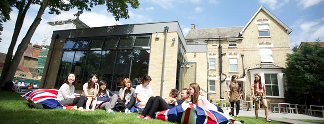 LISA-Sprachreisen-Schueler-Englisch-England-London-Beckenham-Sprachschule-Pause-Garten-Sonne