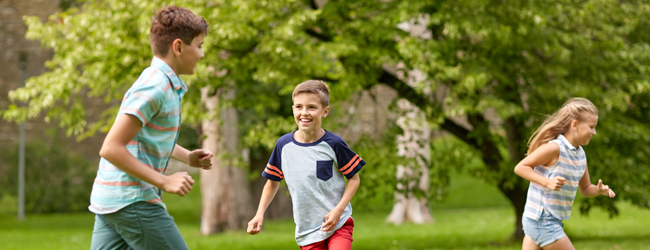 Drei Kinder spielen und rennen im Park bei einer LISA! Schülersprachreise in Marlborough