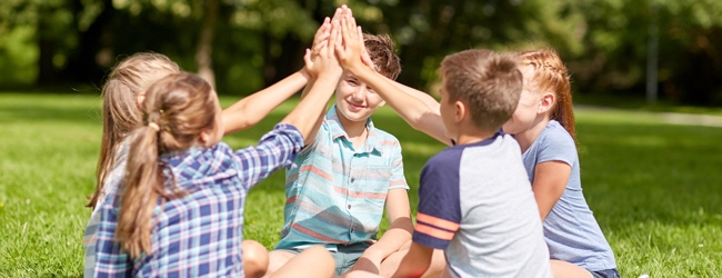 Kinder sitzen im Kreis und klatschen mit den Händen bei einer LISA! Schülersprachreise in Marlborough