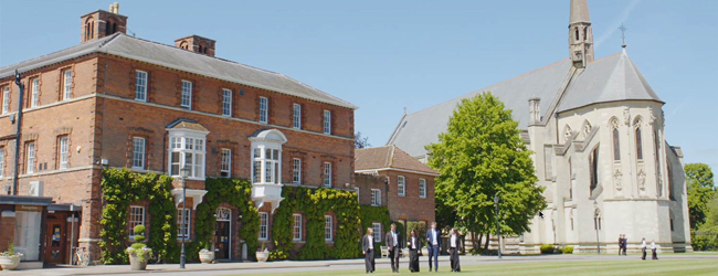 Ein rotes Backsteingebäude und eine Kirche bilden einen Teil des Marlborough College in England