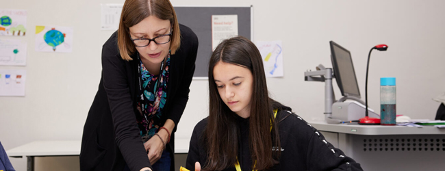 LISA-Sprachreisen-Schueler-Englisch-England-Portsmouth-Schule-Unterricht-Lehrerin-Erklaerung LISA-Sprachreisen-Schueler-Englisch-England-Portsmouth-Schule-Unterricht-Lehrerin-Erklaerung