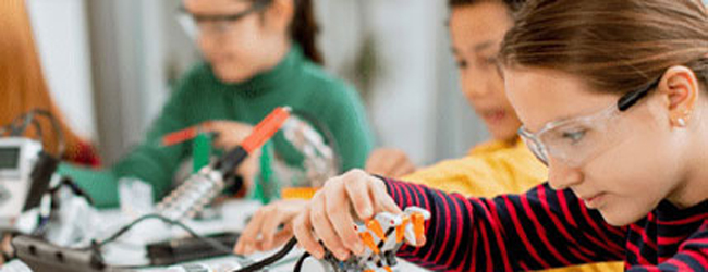 LISA-Sprachreisen-Schueler-Englisch-England-Wells-Cathedral-Robotics-Unterricht-Tuefteln