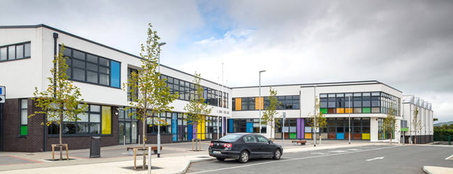 LISA-Sprachreisen-Schueler-Englisch-Irland-Arklow-Schule-Gebaeude-Modern-Farbe LISA-Sprachreisen-Schueler-Englisch-Irland-Arklow-Schule-Gebaeude-Modern-Farbe
