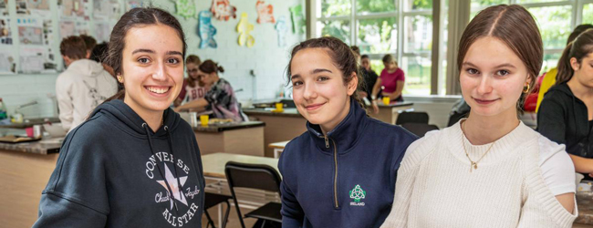 Gemeinsames Backen bei einer Sprachreise für Schüler in Dublin Drei Schülerinnen backen und kochen gemeinsam bei einer LISA! Sprachreise nach Dublin