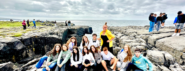 Ausflug ans Meer bei einer LISA! Sprachreise in Galway für Schüler Schüler sitzen und laufen über die Steinküste bei Galway